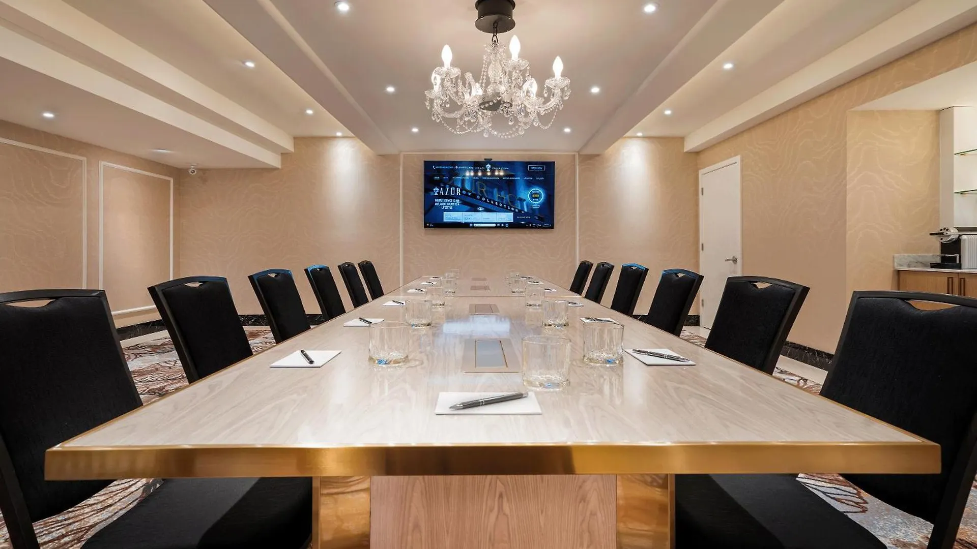 Azur Legacy Collection Hotel Vancouver 5*,  Canada