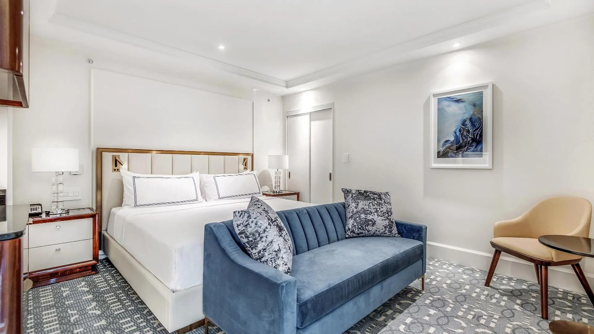 Azur Legacy Collection Hotel Vancouver 5*,