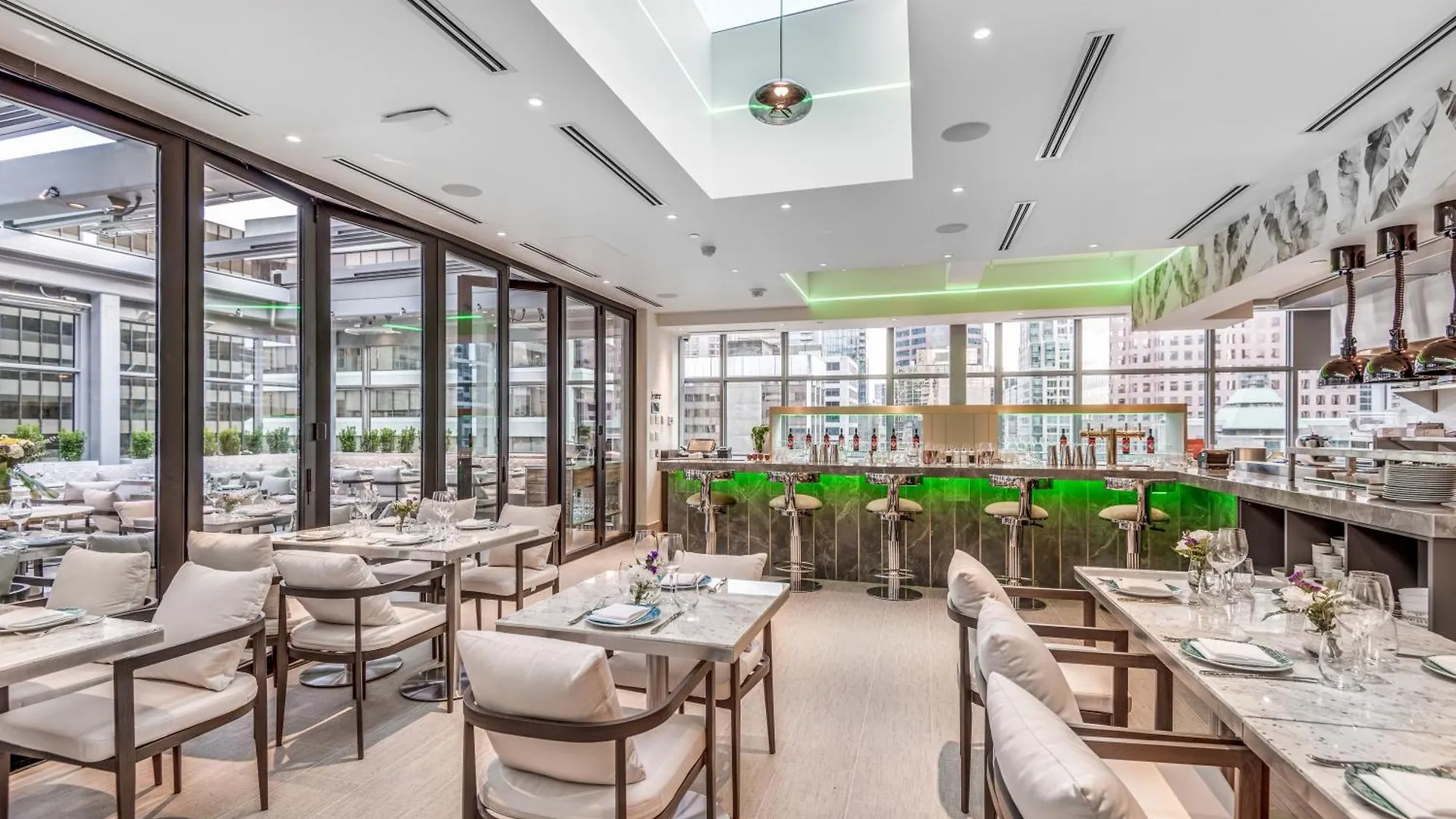 Azur Legacy Collection Hotel Vancouver 5*,  Kanada