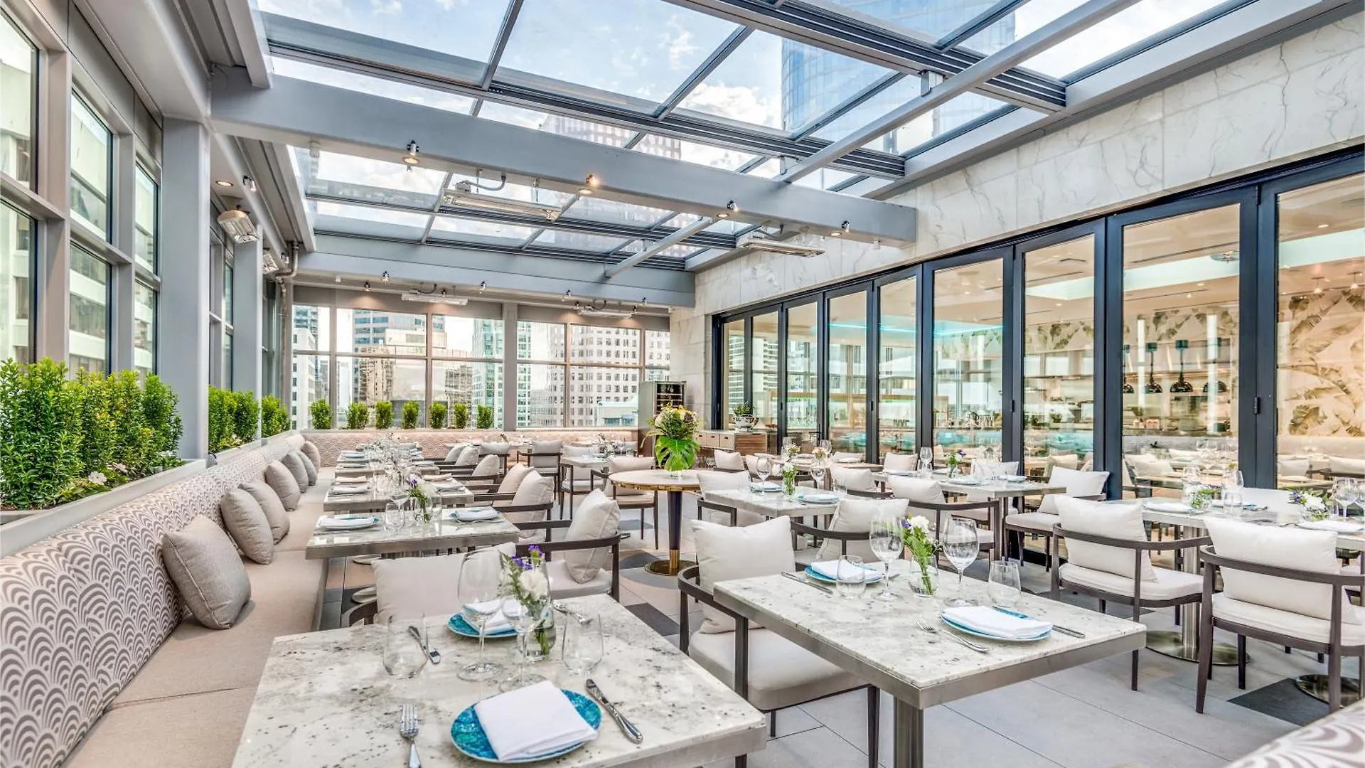 Azur Legacy Collection Hotel Vancouver 5*,